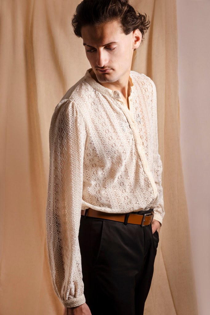 Portrait de mode d'un mannequin en studio pour son book