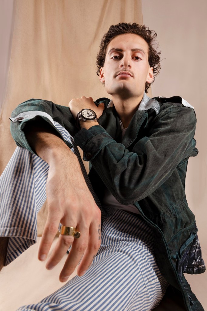 Portrait de mode d'un mannequin en studio pour son book