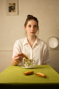 Photo créative,scénographie d'une femme à table avec sa madeleine de Proust