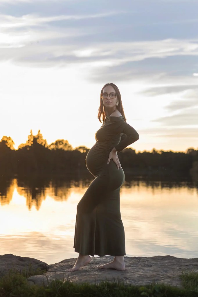 Photographe portrait grossesse Lyon, shooting extérieur, studio