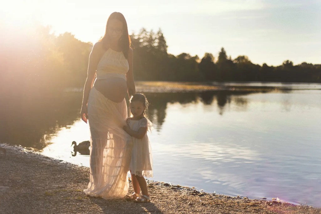 Photographe portrait grossesse Lyon, shooting extérieur, studio
