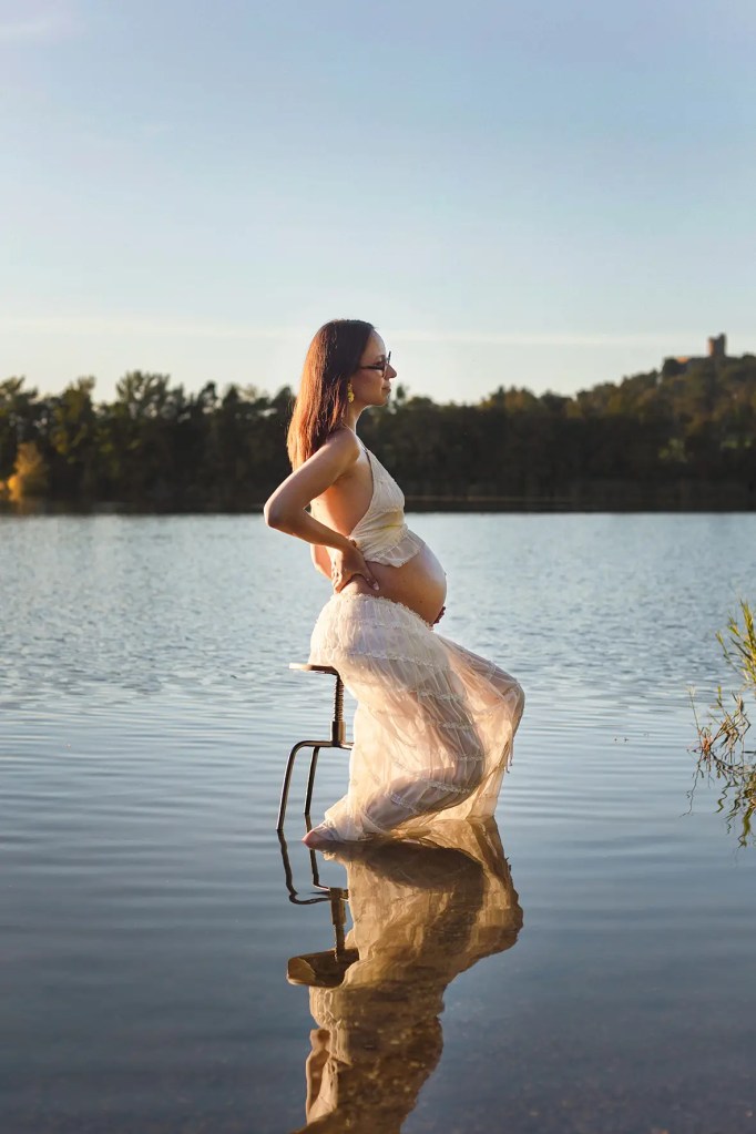 Photographe portrait grossesse Lyon, shooting extérieur, studio