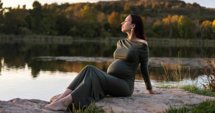 Photographe portrait grossesse Lyon, shooting extérieur, studio