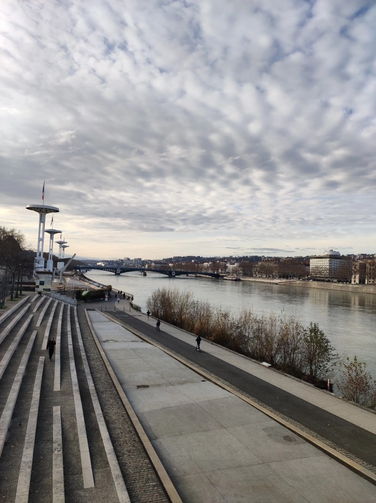 Photographe portrait professionnel Lyon, shooting extérieur, studio, quais Rhône