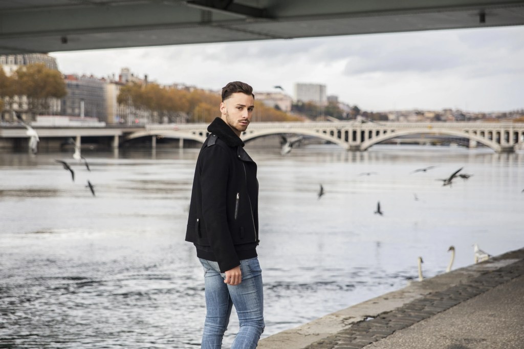 Photographe portrait professionnel Lyon, shooting extérieur, studio