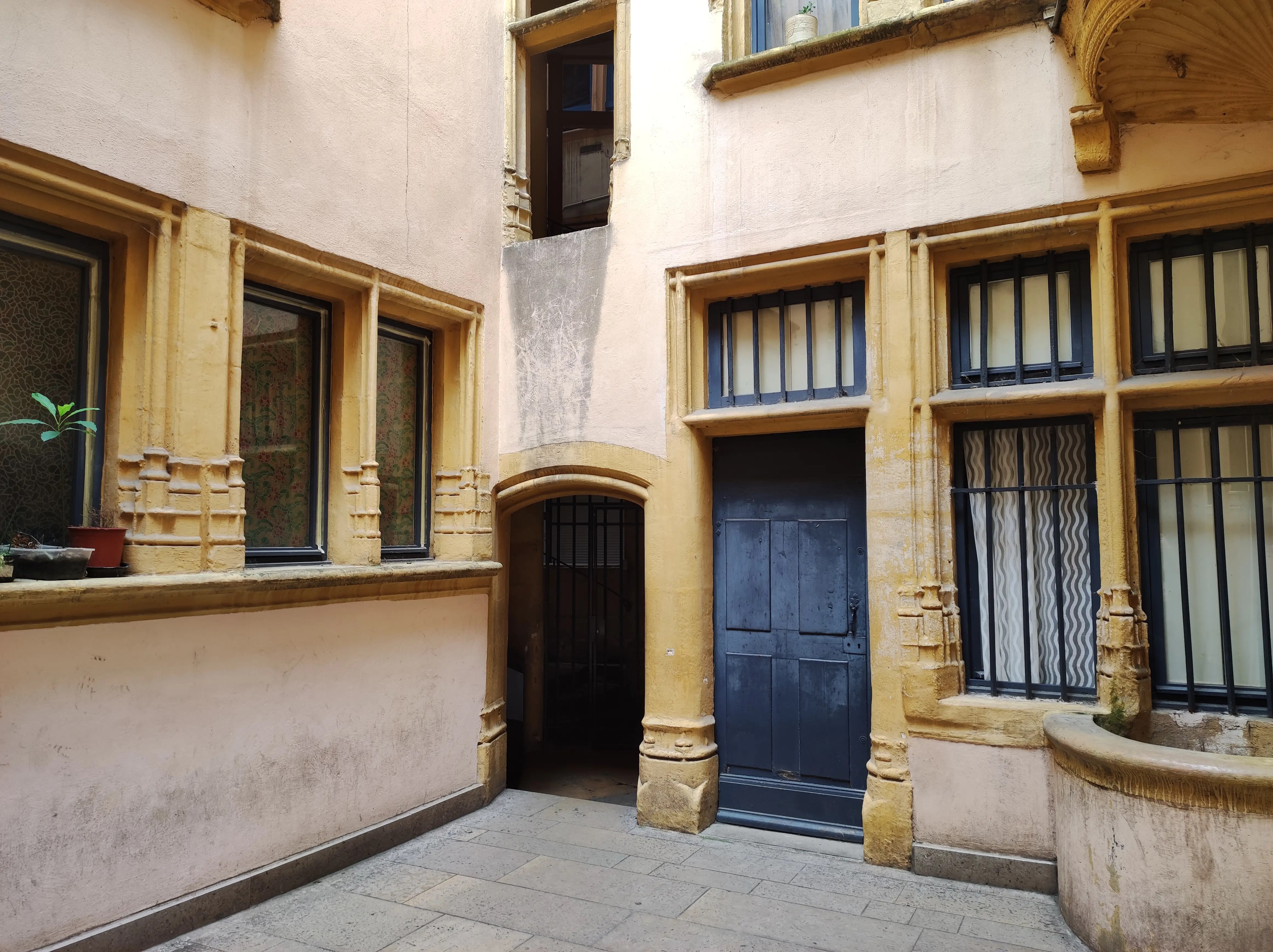 Photographe portrait professionnel Lyon, shooting extérieur, studio